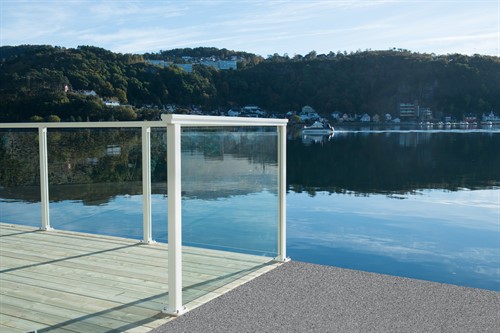 Aluminiumräcke vit ändstolpe